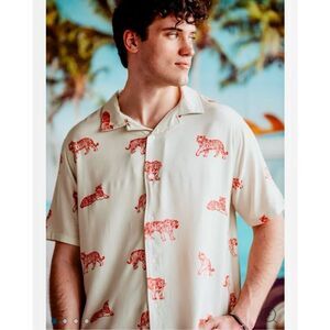 NWT Brooklyn M Men’s Cream Red Tigger Print Button Down Short Sleeve Flowy Shirt